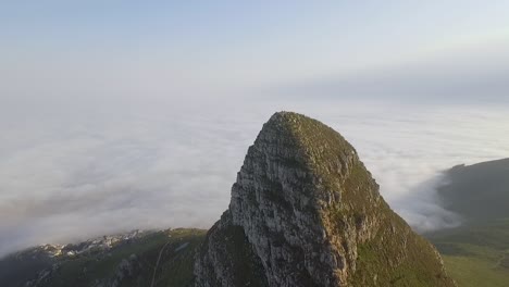 Una-Vista-Aérea-Muestra-La-Montaña-Cabeza-De-León-En-Ciudad-Del-Cabo-Sudáfrica-1