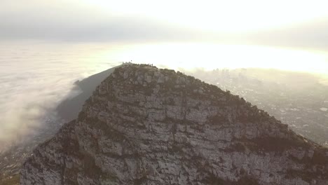 Una-Vista-Aérea-Muestra-A-Los-Turistas-En-La-Cima-De-La-Montaña-Lion&#39;s-Head-En-Ciudad-Del-Cabo,-Sudáfrica-2