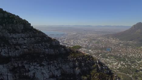 An-vista-aérea-view-shows-the-city-behind-the-Lion\'s-Head-montaña-in-Cape-Town-South-Africa