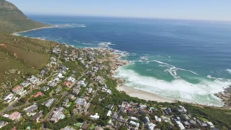 Una-Vista-Aérea-Muestra-El-Suburbio-Costero-De-Llandudno-En-Ciudad-Del-Cabo,-Sudáfrica