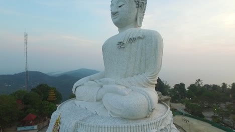 Una-Vista-Aérea-Muestra-El-Gran-Buda-De-Phuket-Ubicado-En-Phuket-Tailandia-Al-Atardecer-1