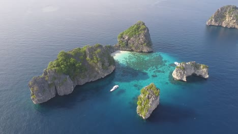 Una-Vista-Aérea-Muestra-Los-Barcos-Por-Las-Islas-Koh-Haa-De-Tailandia-1