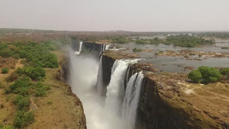 Eine-Luftaufnahme-Zeigt-Victoria-Falls-Am-Devil&#39;s-Pool-In-Sambia-1