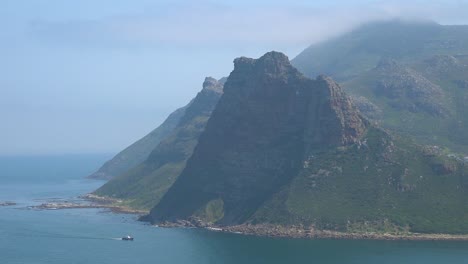 Ein-Schiff-Segelt-Entlang-Der-Klippen-Und-Berge-Am-Kap-Der-Guten-Hoffnung-In-Der-Nähe-Von-Kapstadt-Südafrika-1