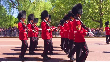 Los-Guardias-Del-Palacio-De-Buckingham-De-Londres-Marchan-Por-Una-Carretera-En-El-Reino-Unido