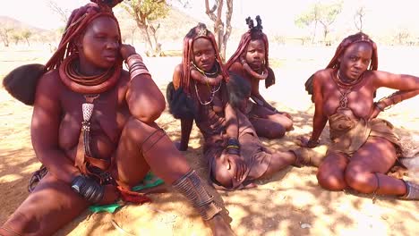 Las-Mujeres-Tribales-Himba-Muestran-Sus-Extensiones-De-Cabello-De-Barro-Y-Sus-Inusuales-Peinados-Trenzados-Con-Rastas-2
