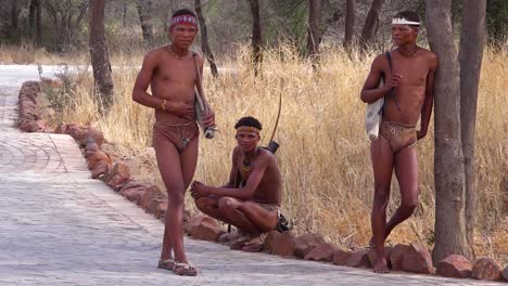 San-Stammes-Afrikaner-Sitzen-Im-Busch-In-Der-Nähe-Ihres-Dorfes-2