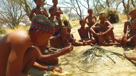 Afrikanische-San-Stammes-Buschmänner-Machen-Feuer-Auf-Traditionelle-Weise-In-Einem-Kleinen-Primitiven-Dorf-In-Namibia-Afrika-1
