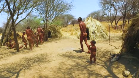 Afrikanische-San-Stammes-Buschmänner-Führen-Einen-Feuertanz-In-Einem-Kleinen-Primitiven-Dorf-In-Namibia-Afrika-Auf-4