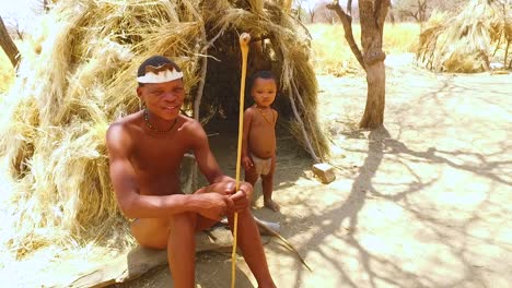 Afrikanische-San-Stammes-Buschmänner-Familie-In-Ihren-Hütten-In-Einem-Kleinen-Primitiven-Dorf-In-Namibia-Afrika-3