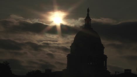 Un-Lapso-De-Tiempo-De-Las-Nubes-Moviéndose-Detrás-Del-Edificio-Del-Capitolio-En-Washington-DC
