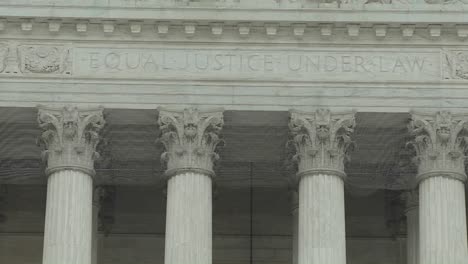 Eine-Neigung-Zum-Obersten-Gerichtsgebäude-Und-Der-Satz-Gleiche-Gerechtigkeit-Vor-Dem-Gesetz