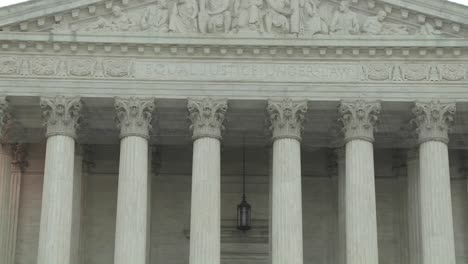 Ein-Zoom-Zurück-Vom-Zeichen-Der-Gleichen-Gerechtigkeit-Unter-Dem-Gesetz-Am-Supreme-Court-Building-In-Washington,-D.C