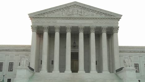 Un-Acercamiento-Al-Edificio-De-La-Corte-Suprema-En-Washington-Dc&gt;