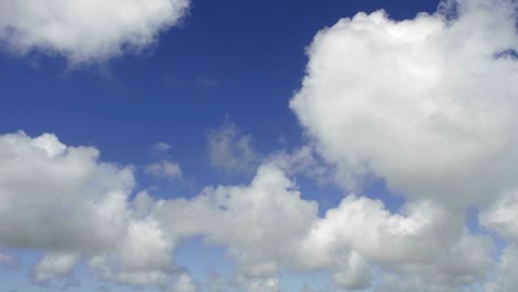 Zeitraffer-Der-Wolken-Gegen-Den-Blauen-Himmel,-Der-Sich-Vorwärts-Bewegt