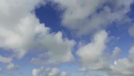 Zeitraffer-Der-Wolken-Gegen-Den-Blauen-Himmel,-Der-Sich-Vorwärts-Bewegt-1