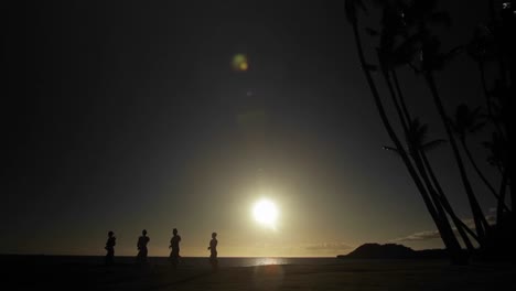 Einheimische-Hawaiianische-Tänzer-Treten-Bei-Sonnenuntergang-In-Der-Ferne-Auf