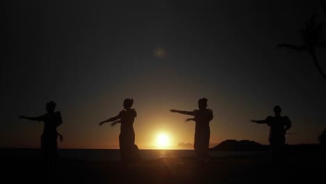 Einheimische-Hawaiianische-Tänzer-Treten-Bei-Sonnenuntergang-In-Der-Ferne-Auf-1