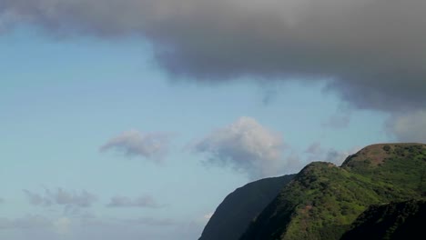 Time-lapse-of-clouds-over-a-mountaintop-on-a-tropical-island