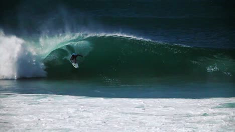 Hawaiian-big-wave-surfing-1