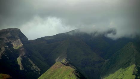 Las-Nubes-Se-Mueven-Sobre-La-Selva-Tropical-En-Hawaii