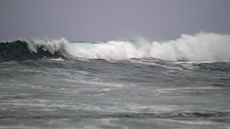 Große-Wellen-Rollen-Nach-Einem-Sturm-Auf-Dem-Meer-Ein