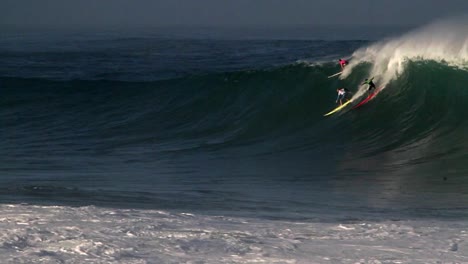 Mehrere-Surfer-Reiten-Auf-Hawaii-Sehr-Große-Wellen-1