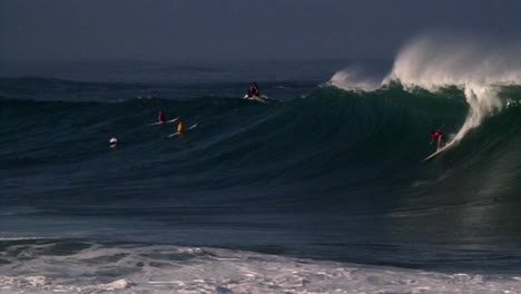 Mehrere-Surfer-Reiten-Auf-Hawaii-Sehr-Große-Wellen-2