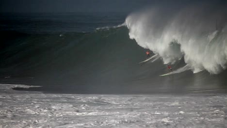 Mehrere-Surfer-Reiten-Auf-Hawaii-Sehr-Große-Wellen-3