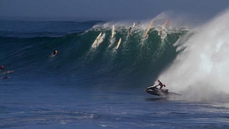 Ein-Jetskifahrer-Trotzt-Riesigen-Wellen-In-Hawaii