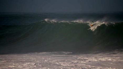 Mehrere-Surfer-Reiten-Auf-Hawaii-Sehr-Große-Wellen-5