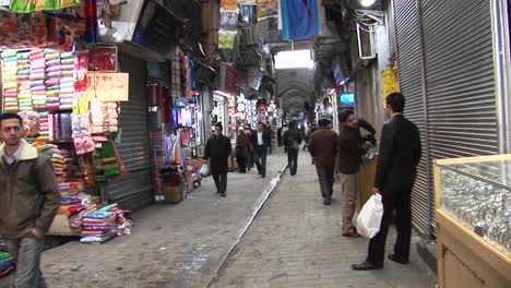 Un-Comprador-Pasa-Por-Un-Bazar-En-Irán