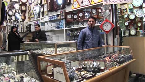 Un-Vendedor-Vende-Relojes-En-Un-Bazar-En-Irán