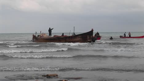 Fischer-Auf-Einem-Traditionellen-Boot-Und-Motorbooten-Vor-Der-Iranischen-Küste