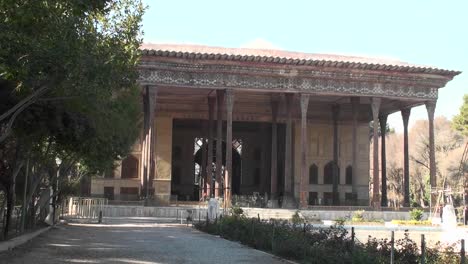 El-Chehel-Sotun-También-Conocido-Como-El-Palacio-De-Las-Cuarenta-Columnas-En-Esfahan-Irán