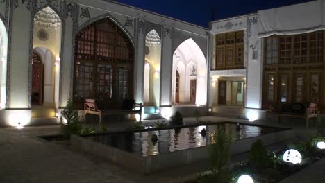 Innenraum-Eines-Gebäudes-Mit-Traditioneller-Islamischer-Architektur