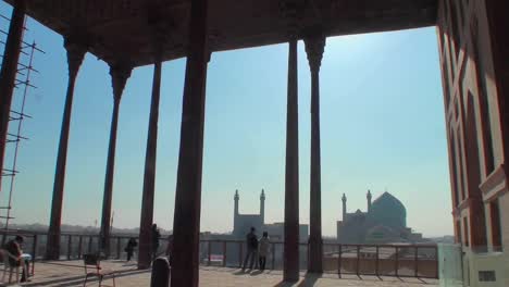 Mirando-Hacia-La-Plaza-Naqshe-Jahan-En-Isfahan-Irán-Desde-El-Palacio-De-Ali-Qapu