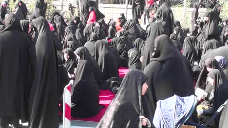 Un-Grupo-De-Mujeres-En-Chadores-En-Un-Escenario-Al-Aire-Libre