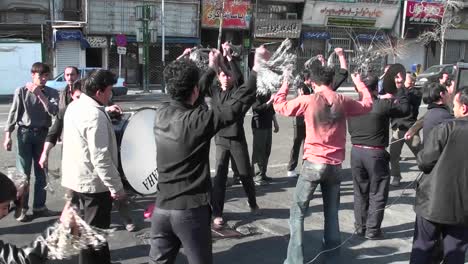 Los-Manifestantes-Marchan-Por-Una-Calle-Muy-Transitada-En-Irán