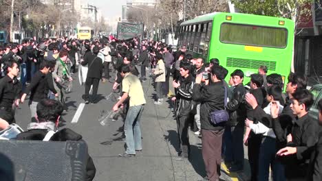 Los-Manifestantes-Marchan-Por-Una-Calle-Muy-Transitada-En-Irán-2