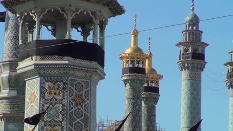 Traditionelle-Islamische-Türme-In-Einem-Gebäude-Im-Iran