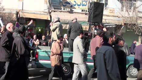 Los-Manifestantes-Marchan-Por-Una-Calle-Muy-Transitada-En-Irán-3