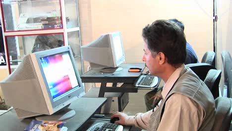 Ein-Mann-Arbeitet-In-Einem-Büro-Im-Iran-An-Einem-Computer