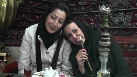 Frauen-Mit-Kopftuch-Rauchen-Eine-Wasserpfeife-In-Einem-Café-Im-Iran-1
