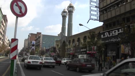 Eine-Belebte-Stadtstraße-In-Teheran-Iran