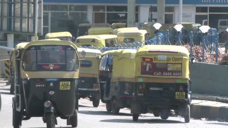 Hektischer-Verkehr-In-Einer-Stadt-In-Indien