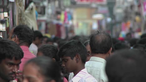 Menschen-Gehen-Auf-Einer-überfüllten-Straße-In-Indien