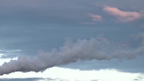 Wasserdampf-Schwebt-Im-Wind,-Der-Ihn-Zusammen-Mit-Den-Wolken-Im-Hintergrund-Bewegt