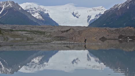 Eisfälle-Und-Wurzel-Gletscher-Wanderer-Wasserreflexion-In-Mccarthy-Alaska