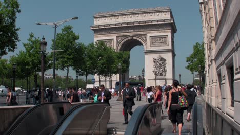 El-Arco-De-Triunfo-En-París-Con-Peatones